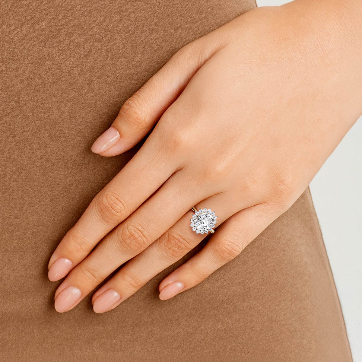 Round LG Diamond Ring in Yellow Gold - Binson Diamonds Antwerp